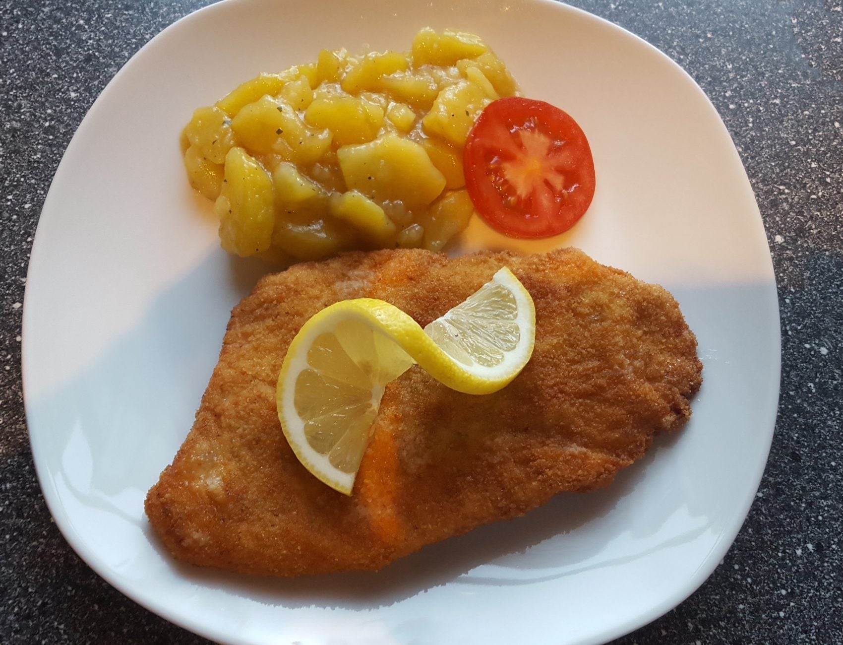 klassisches-schnitzel-wiener-art-mit-kartoffelsalat-freil-nder-bio