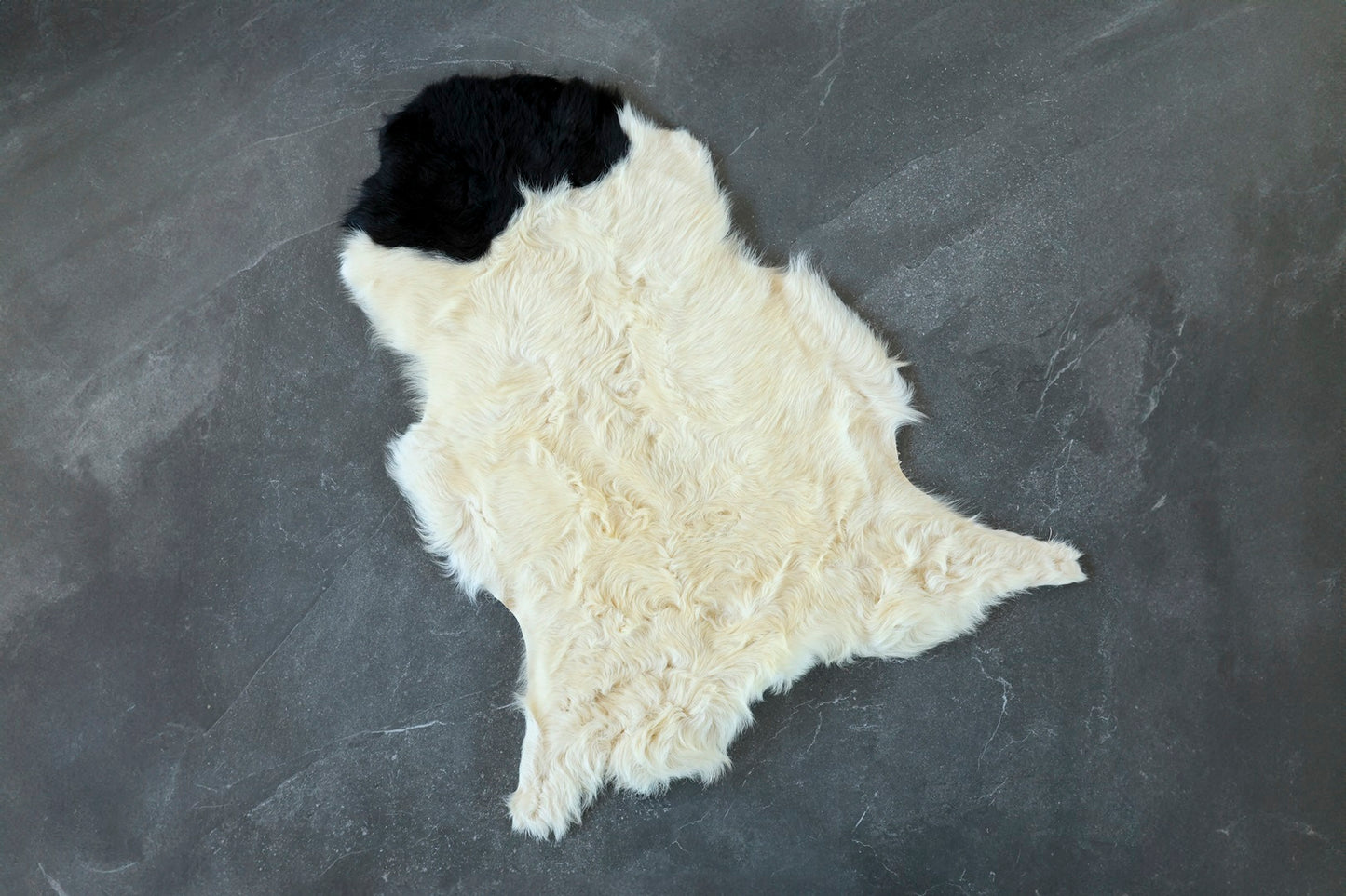 Bio-Schaffell, weiß mit schwarzen Details
