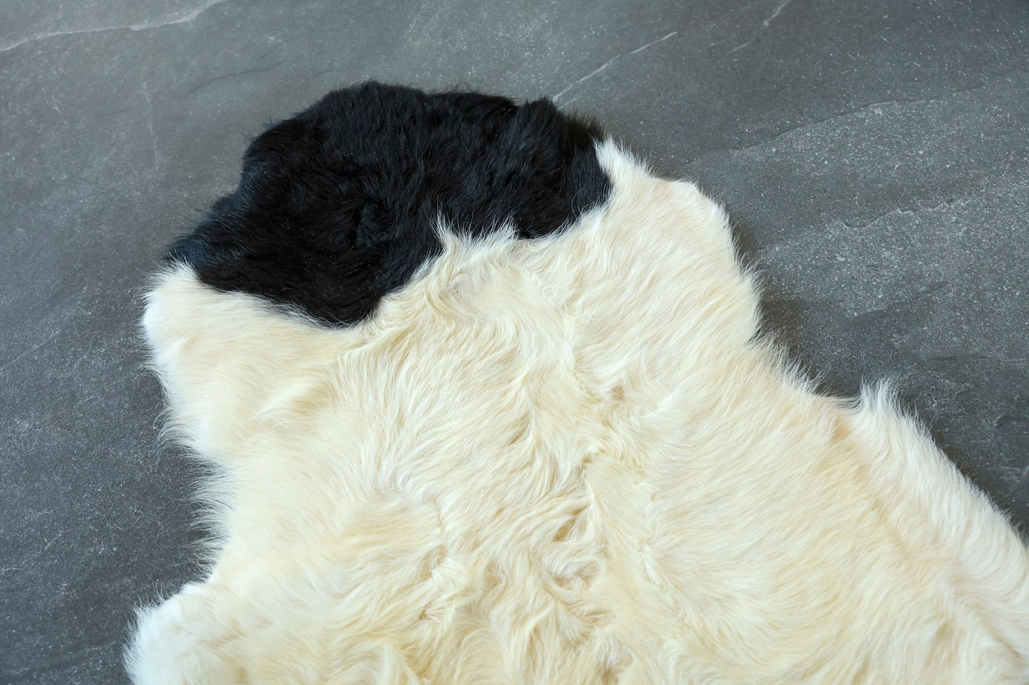 Bio-Schaffell, weiß mit schwarzen Details
