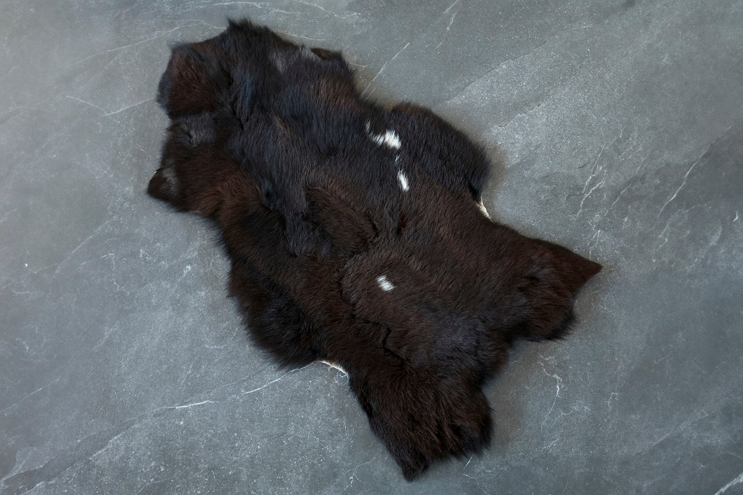 Bio-Schaffell, schwarz mit weißen Details