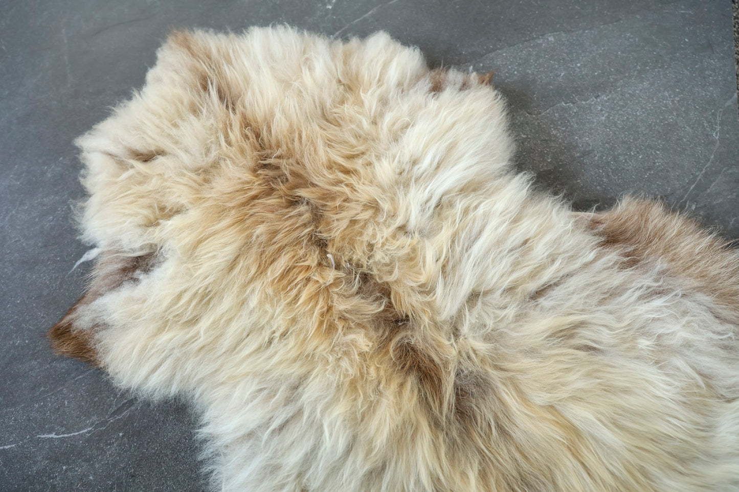 Bio-Schaffell, beige mit braunen Rückenstrich