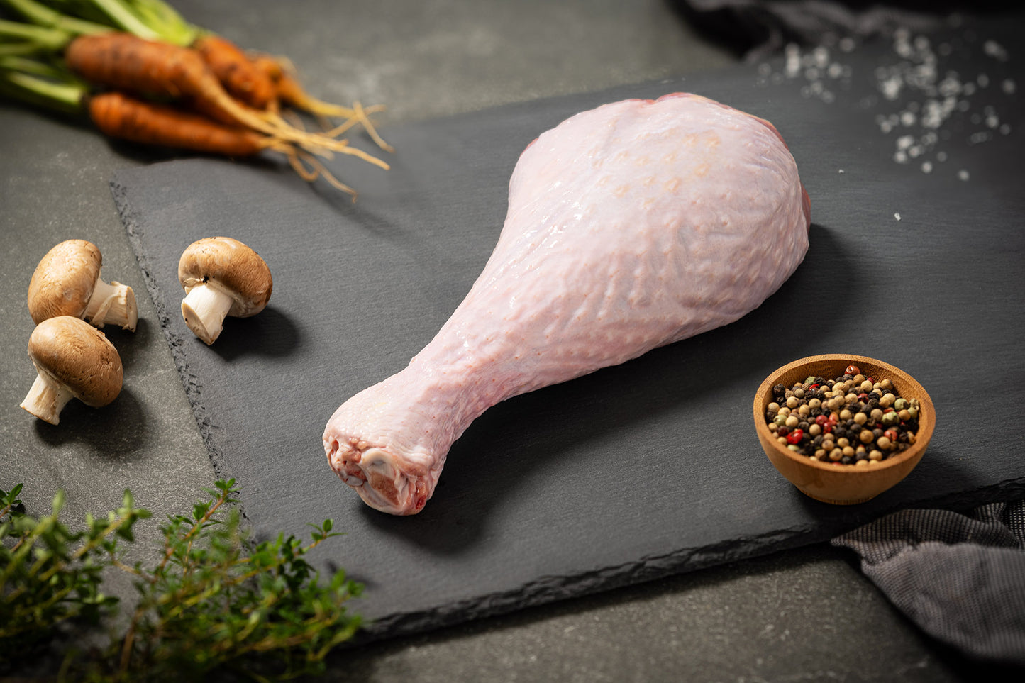 Bio-Putenunterkeule mit Haut und Knochen