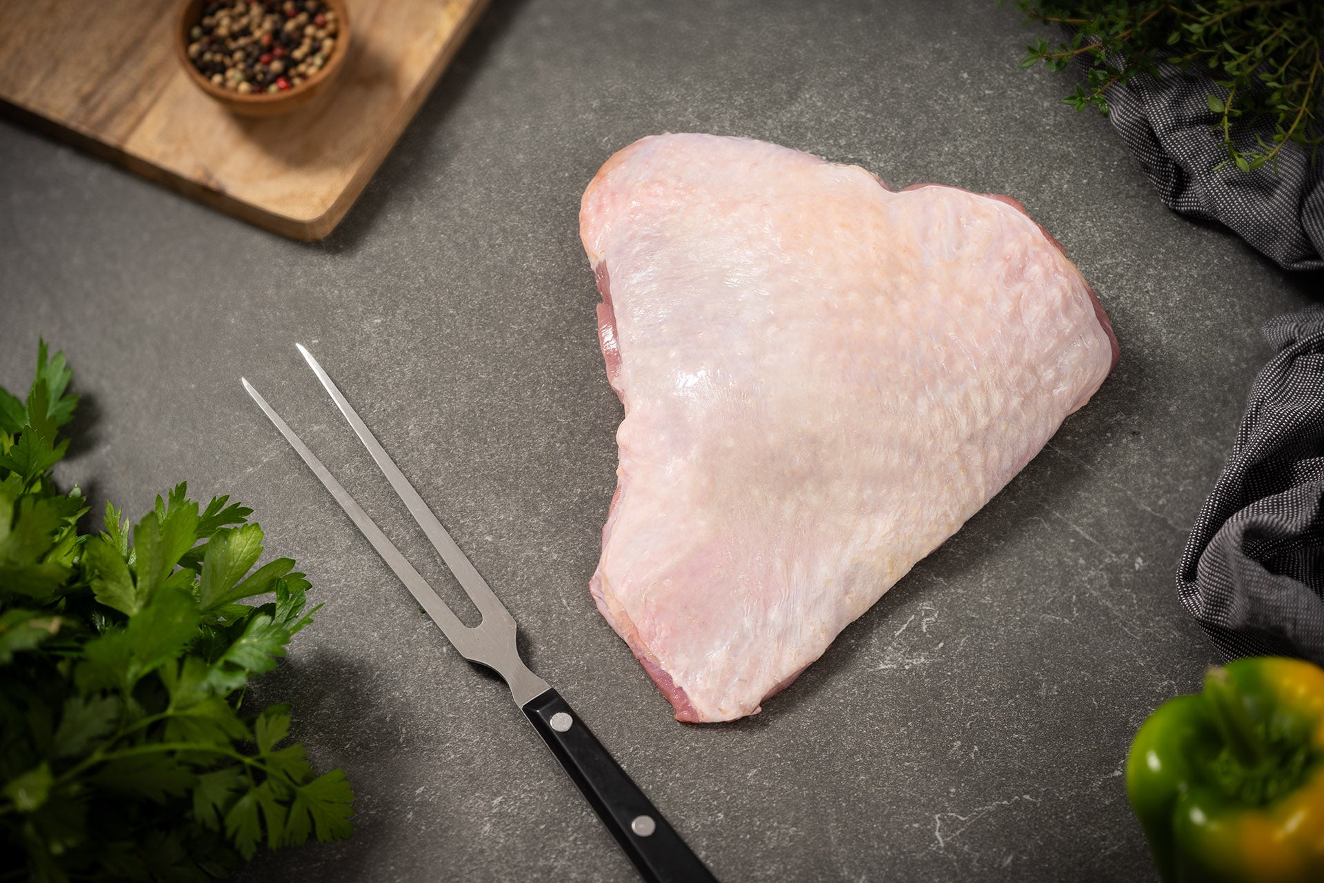 Bio-Putenoberkeule mit Haut, mit Knochen – Freiländer Bio Geflügel GmbH Bio-Putenoberkeule mit Haut, mit Knochen – Freiländer Bio Geflügel GmbH